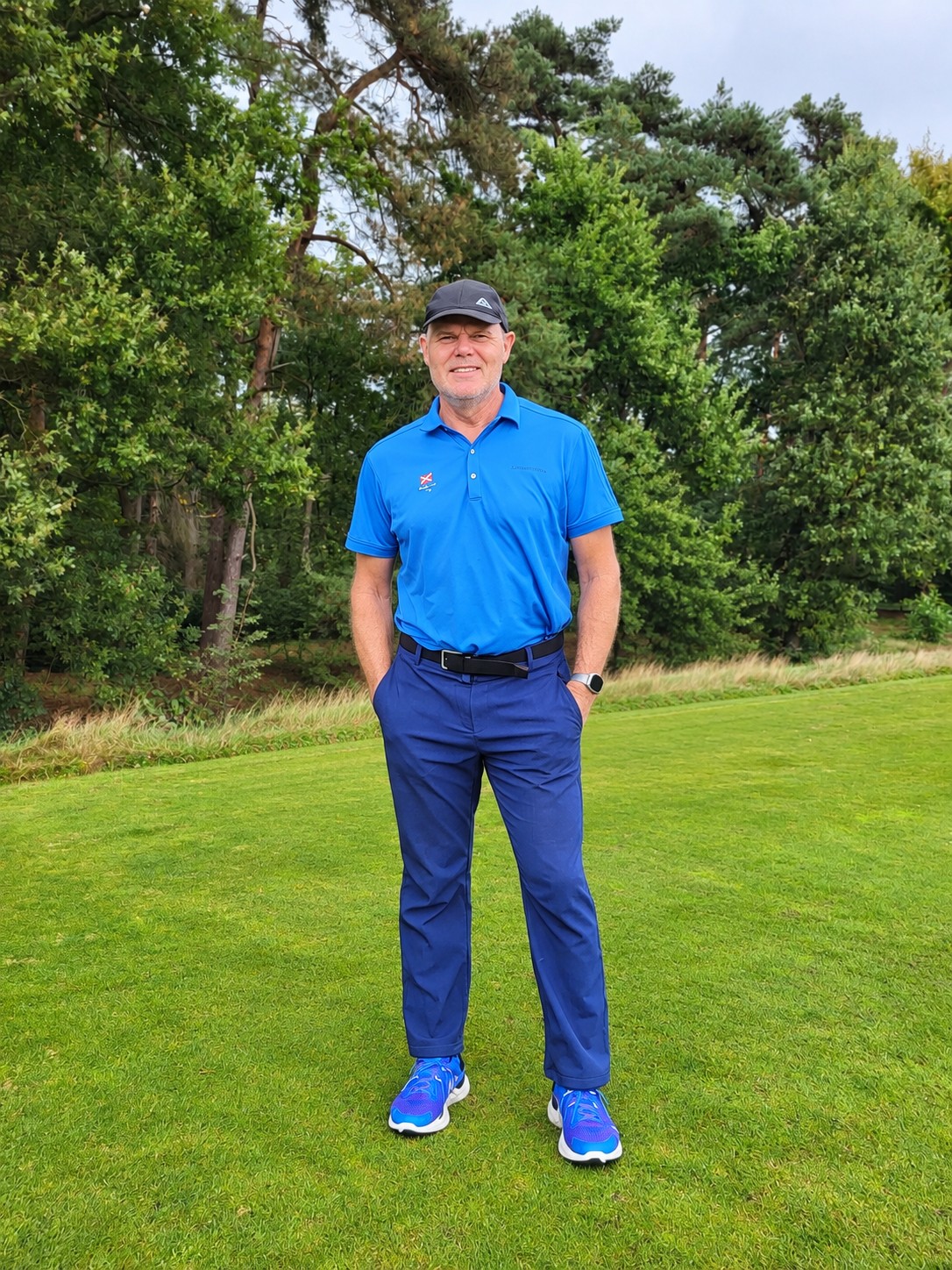 Golfer in blauw poloshirt op de fairway